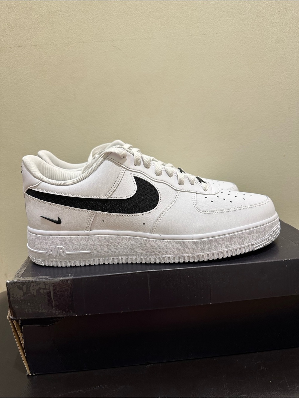 NIB Men Nike Air Force 1 Low SE  IH4452-100 Nylon Swoosh White Black